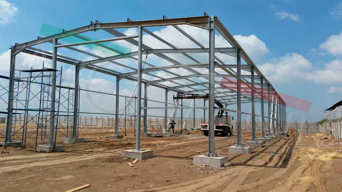 Estructura metálica industrial en construcción, faena de SGM